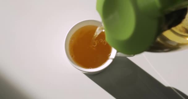 Verser le thé vert dans une tasse blanche, vue du dessus, audio original inclus 