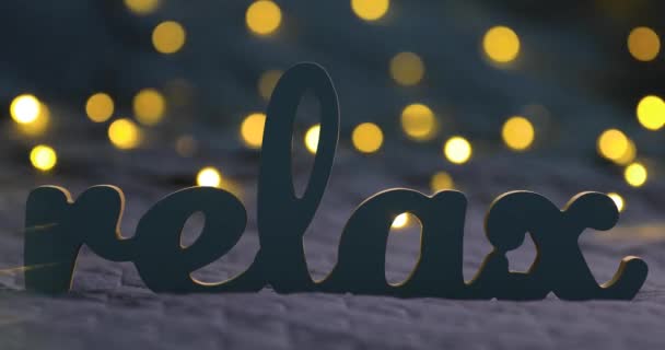 Parole astratte Relax su un letto con luci sfocate gialle bokeh sfondo — Video Stock