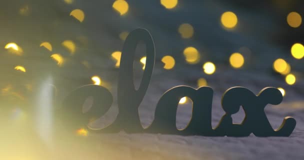 Parole astratte Relax su un letto con luci sfocate gialle bokeh sfondo — Video Stock