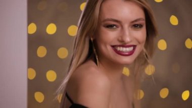 Bir kamera, ağır çekim, sarı bokeh arka plan üzerinde poz flört coquette kadın