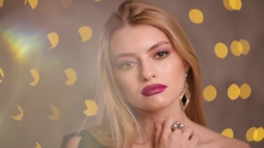 Sarı ışık bokeh, ağır çekim poz güzel saçlı manken