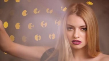 Sarı ışık bokeh, ağır çekim poz güzel saçlı manken