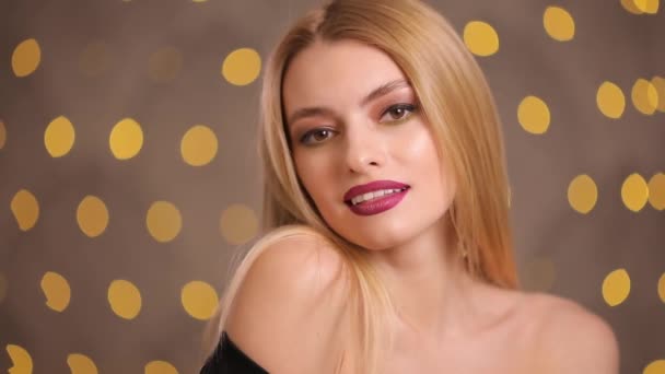 Moda modella sorridente guardando la fotocamera in luci gialle bokeh, slow motion — Video Stock