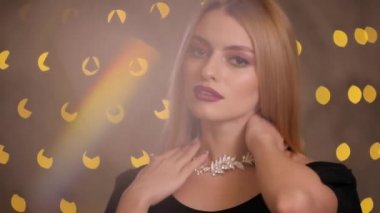 Sarı ışık bokeh, ağır çekim kolye moda modeli koyar