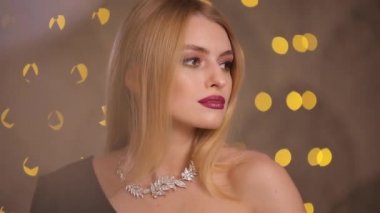 Oops, kadın boynundan ağır çekim aşağı düşen kadın kolye