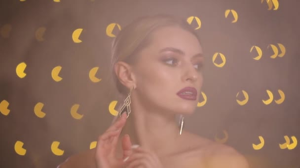 Hübsches Mode-Model spielt mit ihren Luxus-Ohrringen, Zeitlupe — Stockvideo
