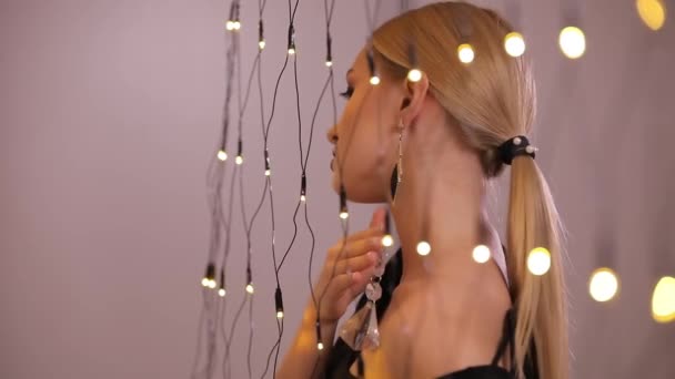 Vacker modell spelar med elektrisk garland, Slowmotion — Stockvideo