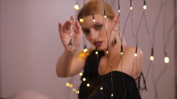 Vacker Modell Spelar Med Gula Elektriska Garland Slowmotion — Stockvideo