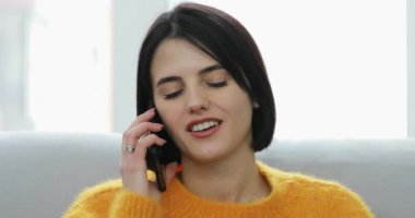 Kadın evde telefonla söz