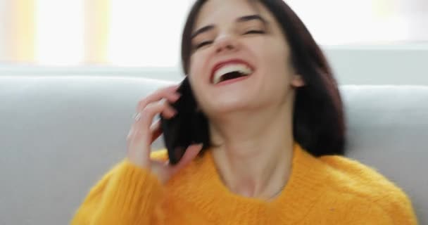 Mujer hablando por teléfono en casa — Vídeos de Stock