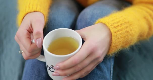 Жінка п'є чай вдома — стокове відео
