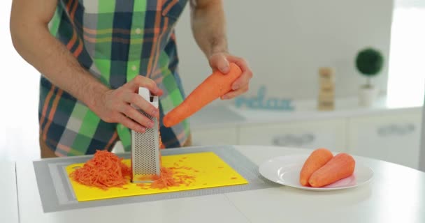 Griglie uomo carota su grattugia in acciaio inox — Video Stock