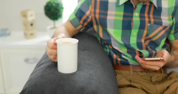 匿名男子使用电话喝茶 — 图库视频影像