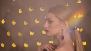 Güzel moda model lüks küpe, yavaş hareket ile çalış