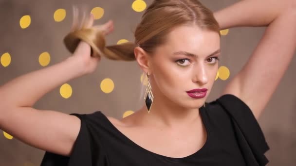 Мода модель с красивыми волосами позирует в желтых огнях bokeh, замедленная съемка — стоковое видео