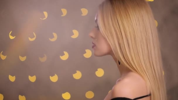 Splendido modello di moda con bei capelli in posa, rallentatore, sfondo bokeh giallo — Video Stock