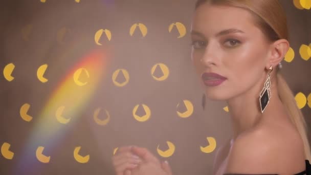 コケット女性作る空気カメラ、スローモーション、背景の黄色のボケ味のキス — ストック動画