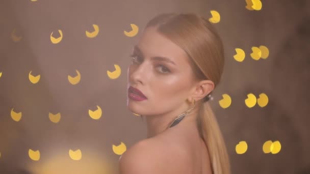그녀의 럭셔리 귀걸이 슬로우 Luxe 개념으로 — 비디오