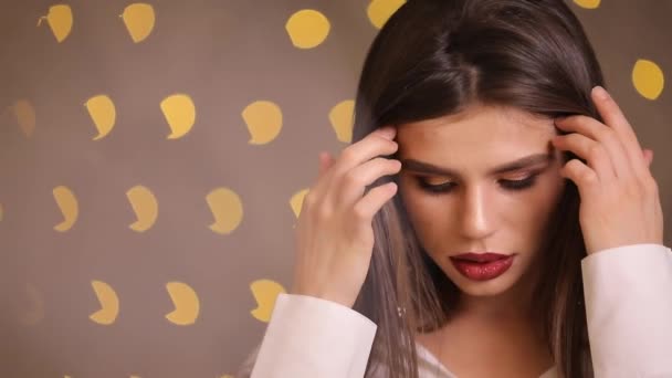 Modelo de moda muestra sus pendientes de lujo, cámara lenta — Vídeo de stock