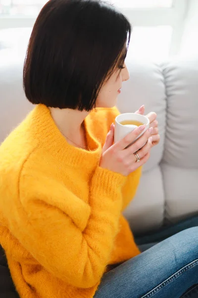 Mujer Bebiendo Taza Apartamento Sentado Sova Día Descanso Del Fin — Foto de Stock