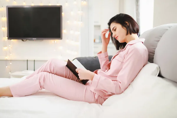 Woman Reading Book Home Lying Bed Rest Day — Stock Photo, Image