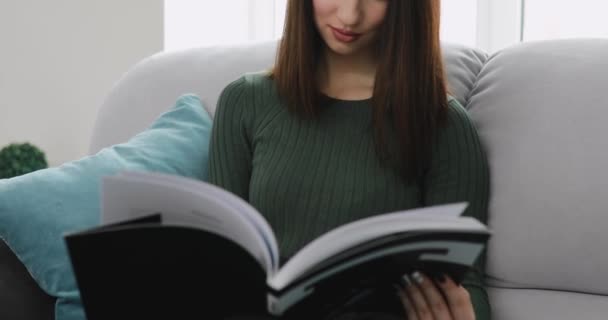 Mulher ler livro em casa sofá — Vídeo de Stock