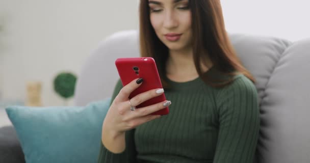 Frau zeigt grünen Bildschirm des Smartphones — Stockvideo