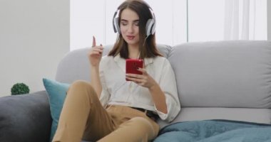 Kadın evde büyük kulaklıklar müzik dinleme