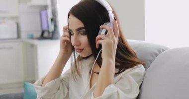 Kadın evde büyük kulaklıklar müzik dinleme