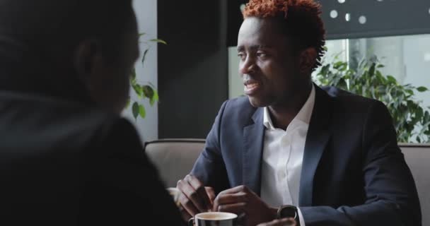 Amigos africanos hablando en un café — Vídeos de Stock