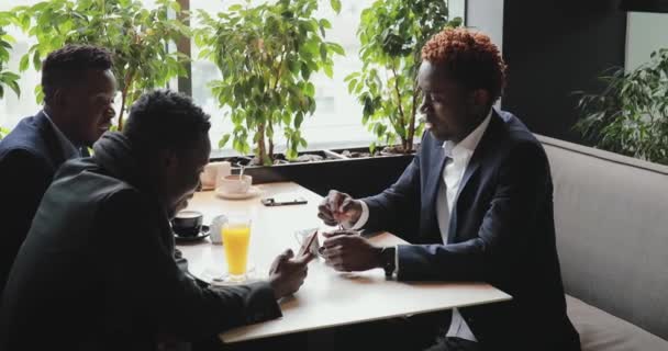 African friends talking in a cafe — Stock Video