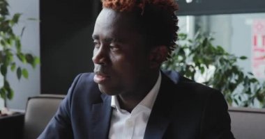 Bir kafede konuşan Afrika adam