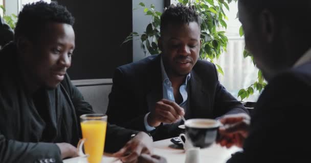 Amigos africanos falando em um café — Vídeo de Stock