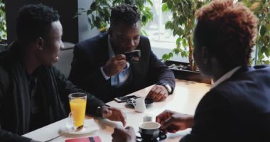 Bir kafede konuşan Afrika arkadaşlar