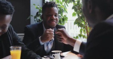 Afrika arkadaşlar bir kafede konuşurken kabul etmiş