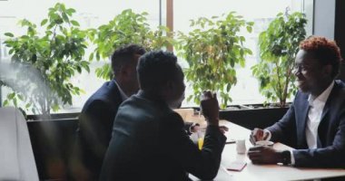 Afrika adam bir şey bir kafede arkadaşlarına kanıtlıyor