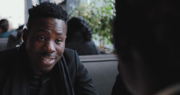 Afrikanische Jungs unterhalten sich in einem Café — Stockvideo