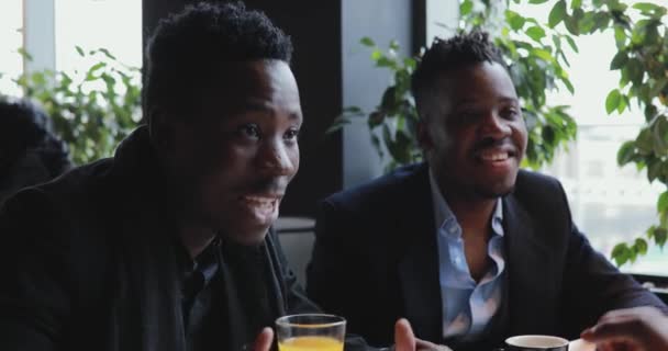 Des amis africains se disputent dans un café — Video