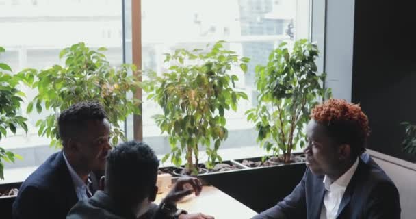 Afrikaanse vrienden praten in een café — Stockvideo