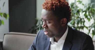 Afrikalı işadamları bir kafede konuşuyor