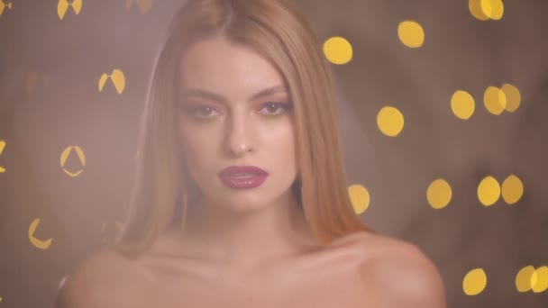 Modemodel mit schönem Haar posiert in gelbem Licht Bokeh, Zeitlupe — Stockvideo