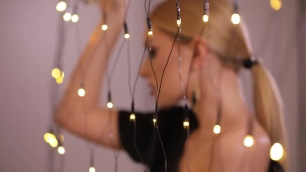 Vacker modell spelar med elektrisk garland, Slowmotion — Stockvideo