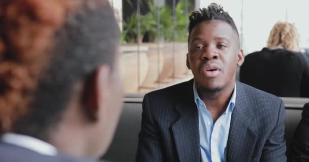 Des amis africains parlent dans un café — Video