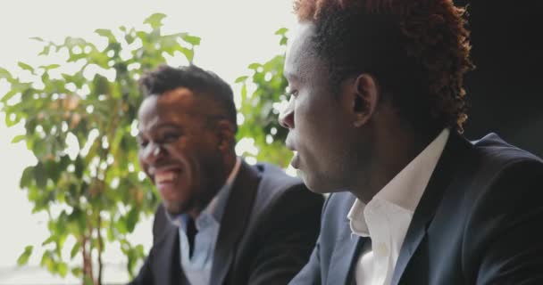 Afrikai meg beszél egy kávézóban — Stock videók