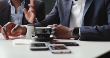 Bir kafede konuşmaya Afrika arkadaşlar işadamları