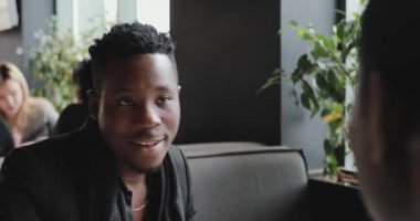 Afrika adam bir şey onun arkadaşı bir kafede olmaktadır