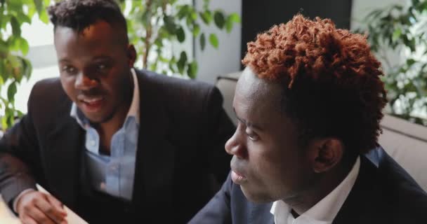 Amigos africanos empresários conversando em um café — Vídeo de Stock