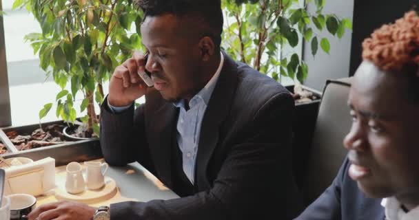 Στους Αφρικανούς φίλους επιχειρηματίες μιλώντας σε μια καφετέρια — Αρχείο Βίντεο