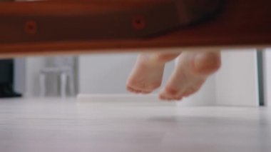 Sabah yatağımdan kalk. Kadın ayakları yere gider.