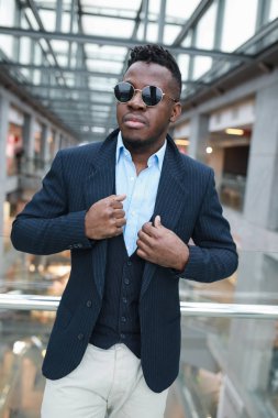 Afrika moda adam modelinde klasik takım elbise giymek gözlük